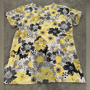 Wonder Wink Yellow Flower Scrub Top (small)